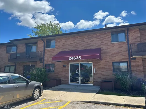 $1,400 | 24635 Clareshire Drive, Unit 203, North Olmsted, OH 44070