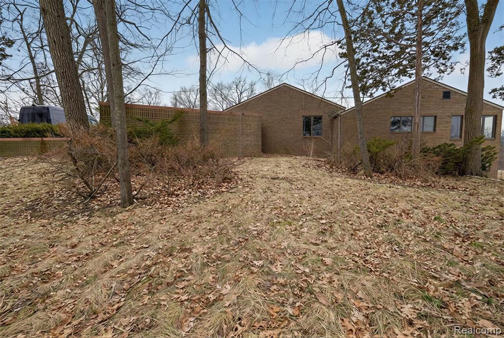 2551 Patterson Lake Road Pinckney, MI 48169 - Photo 11 of 95