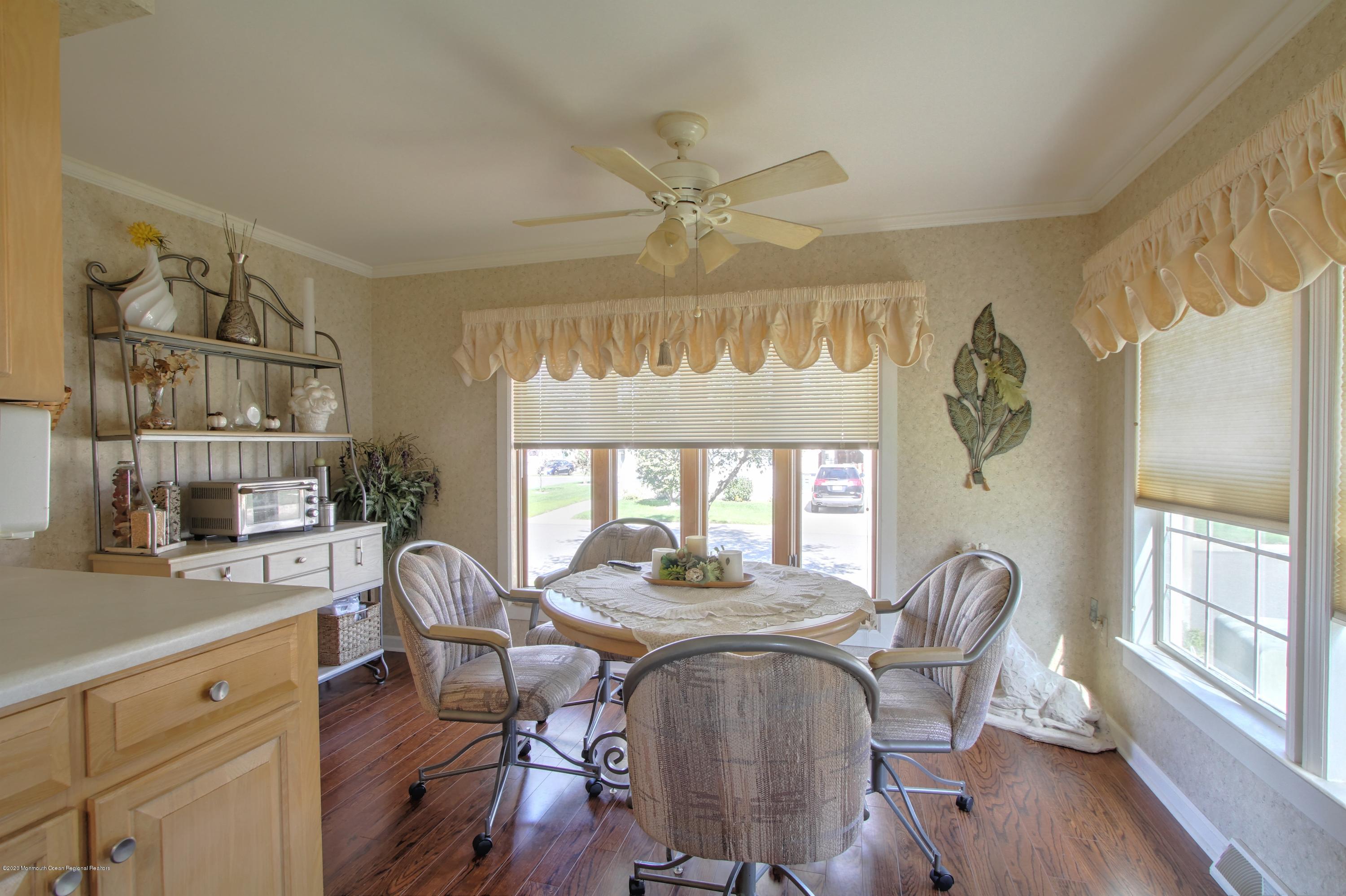 913 Oak Ridge Terrace Whiting, NJ 08759 - Photo 5 of 23 Eat-In-Kitchen