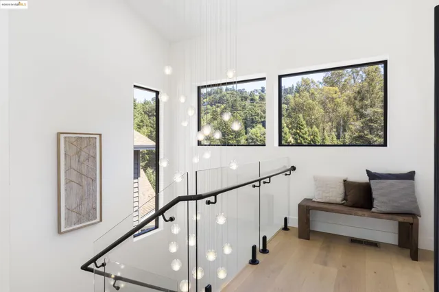 a view of entryway and livingroom with furniture