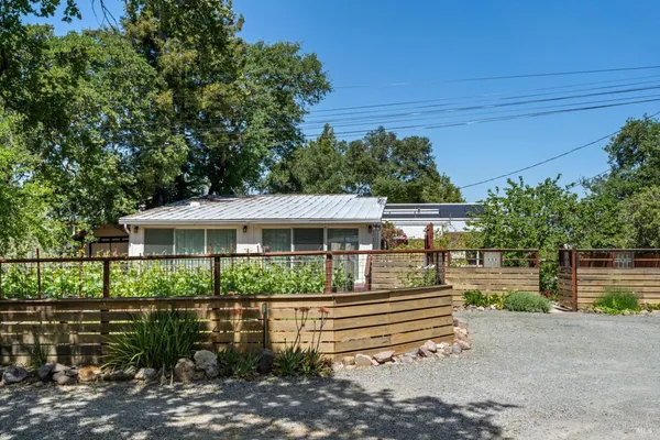 $1,125,000 | 10-11 Waldruhe Heights, Glen Ellen, CA 95442