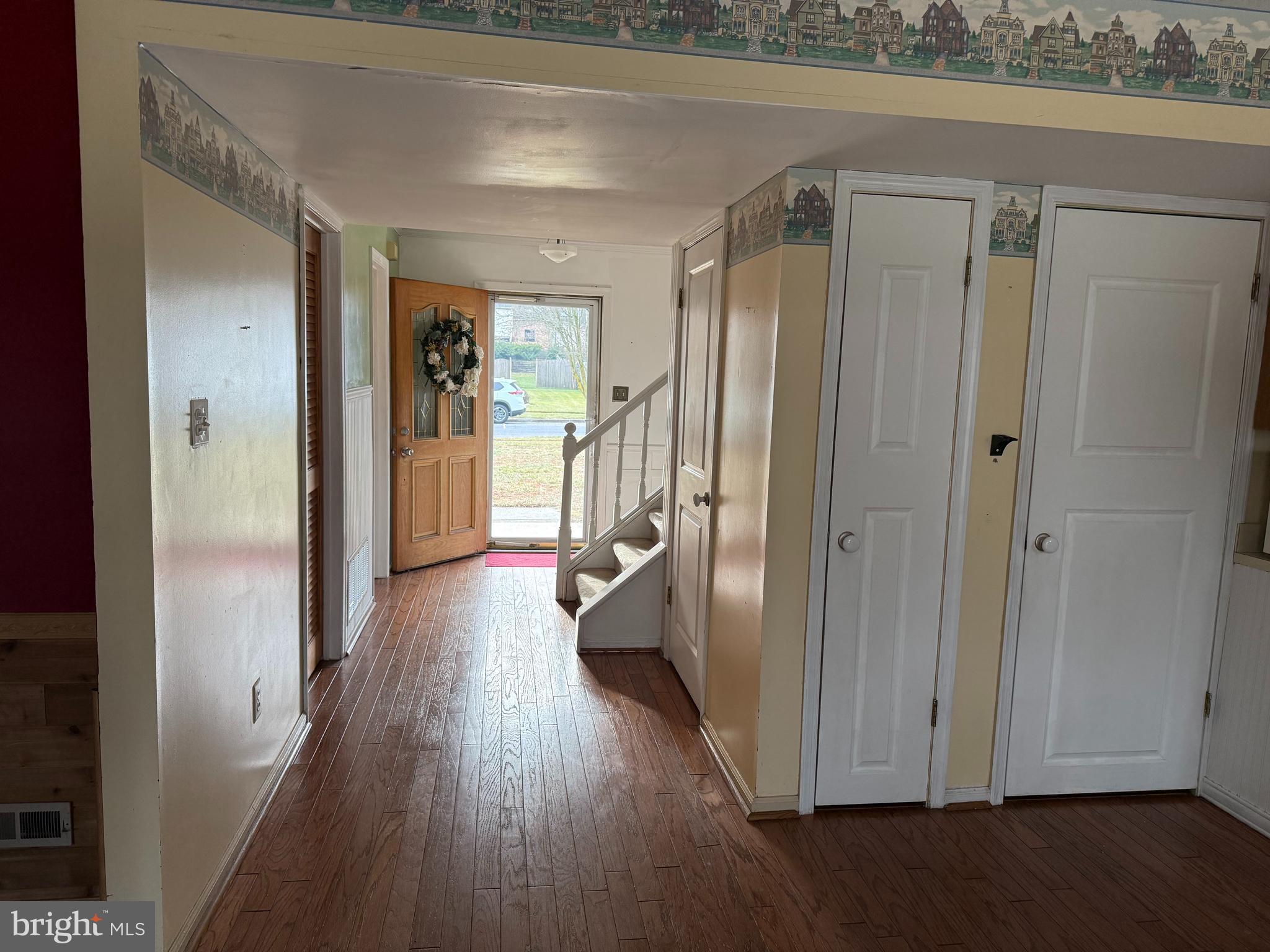 79 Edinburgh Road Blackwood, NJ 08012 - Photo 4 of 29 Downstairs Hallway