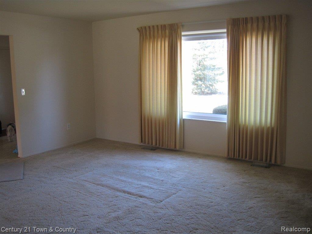 640 Ridge Road Walled Lake, MI 48390 - Photo 11 of 16 Living Room