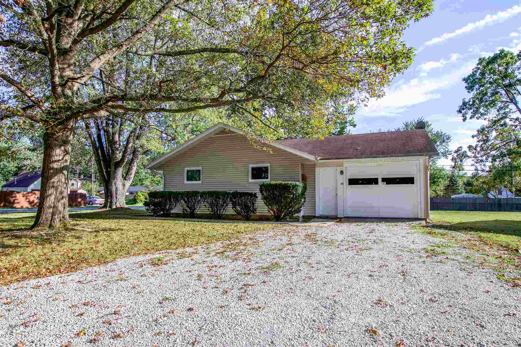 2136 Reckeweg Road Fort Wayne, IN 46804 - Photo 2 of 16