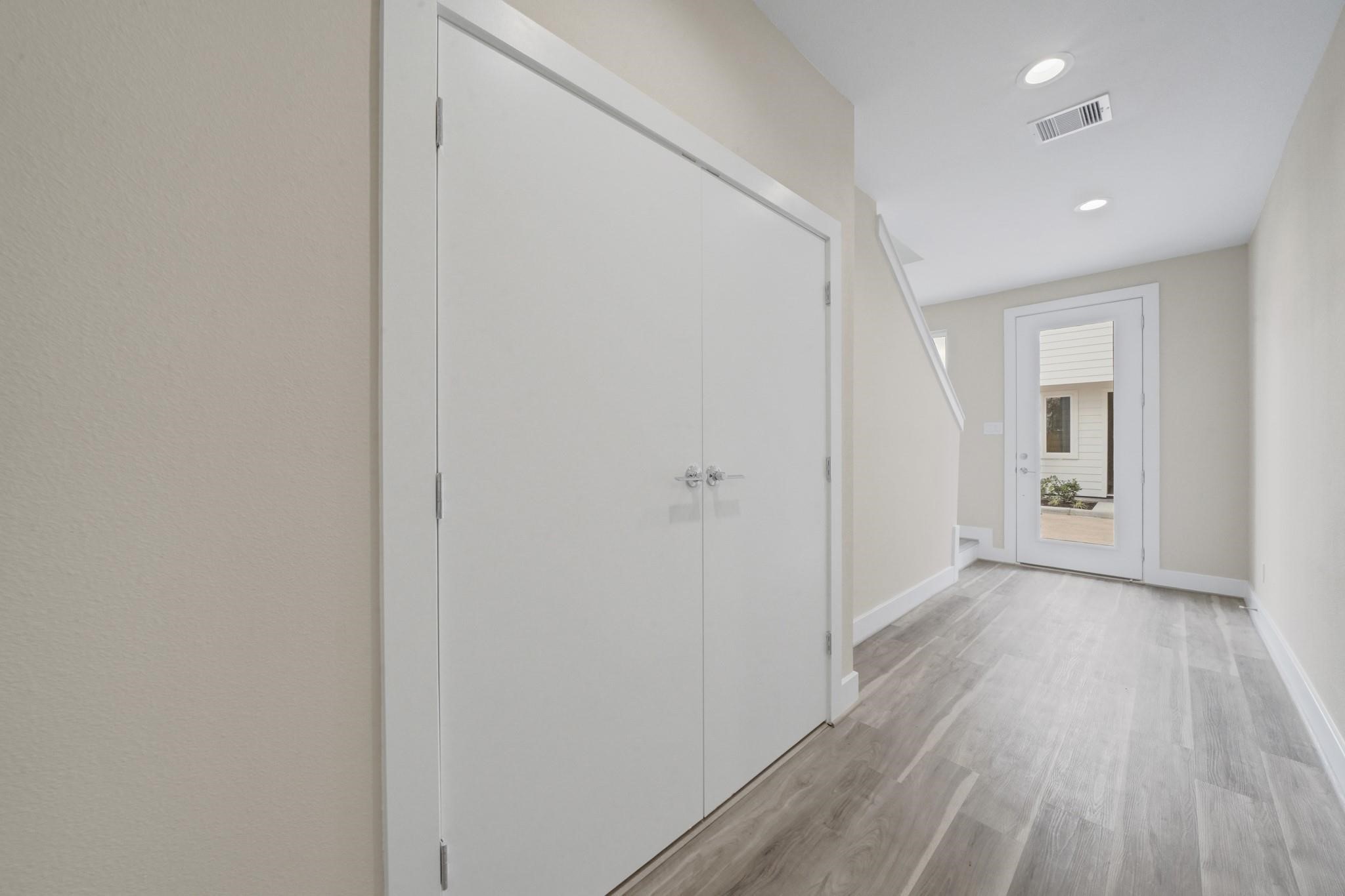 2504 West Tidwell Road, Unit C Houston, TX 77091 - Photo 17 of 20 Foyer