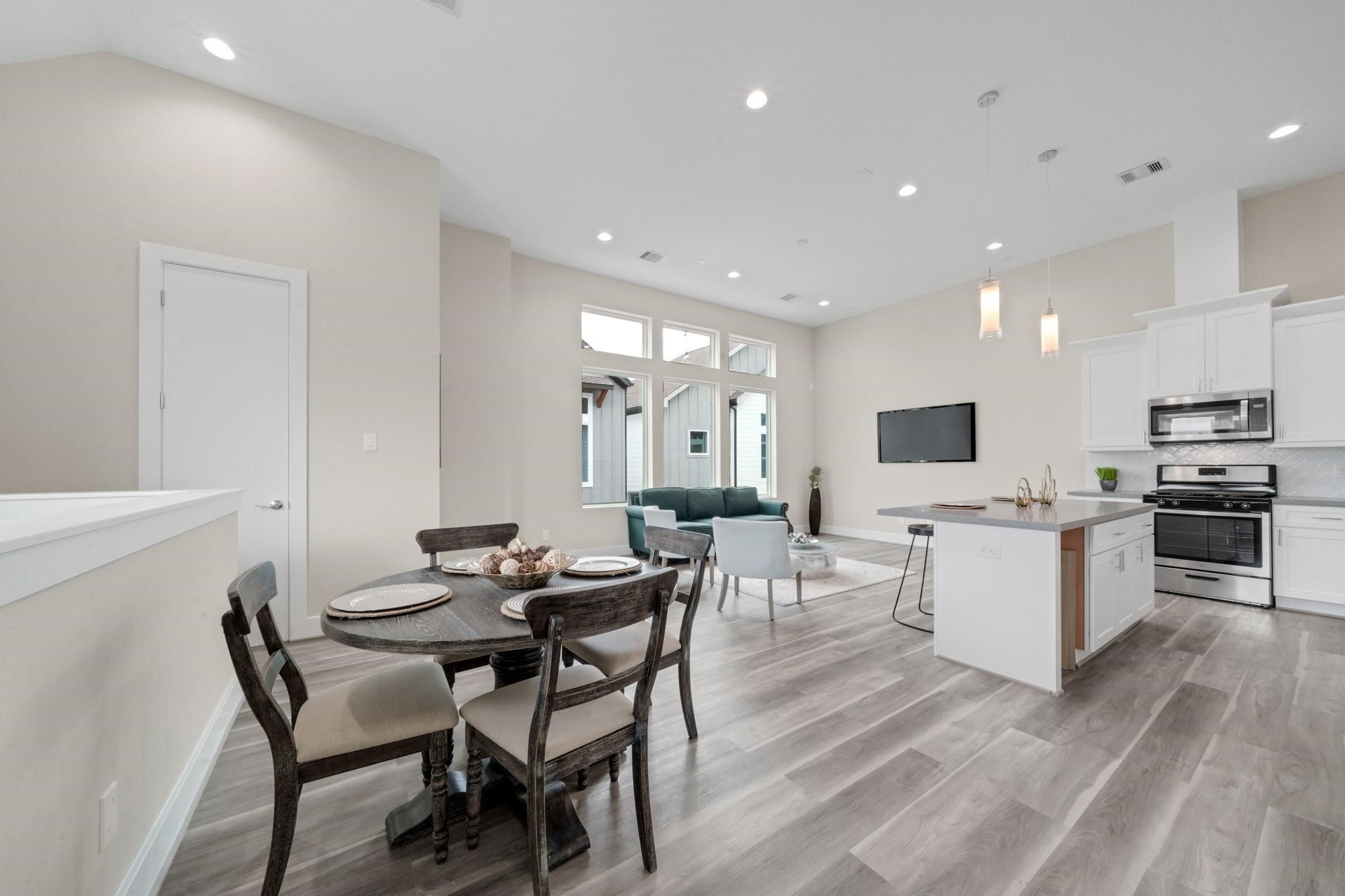 2504 West Tidwell Road, Unit C Houston, TX 77091 - Photo 4 of 20 Dinning