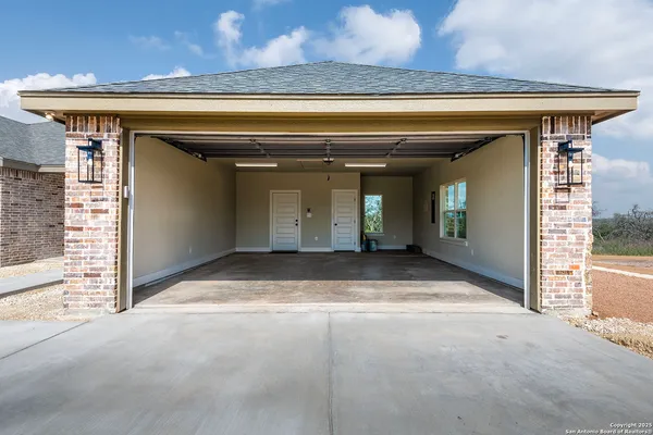 a view of a house with backyard