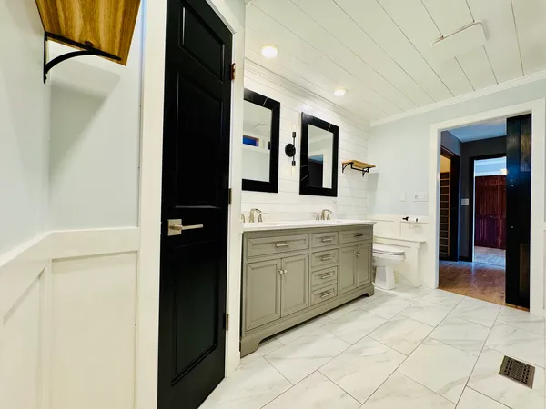 $295,000 | 725 Old Orchard Drive, Benton, IL 62812