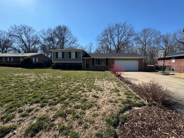$295,000 | 725 Old Orchard Drive, Benton, IL 62812