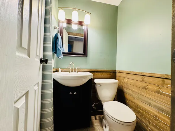 $295,000 | 725 Old Orchard Drive, Benton, IL 62812