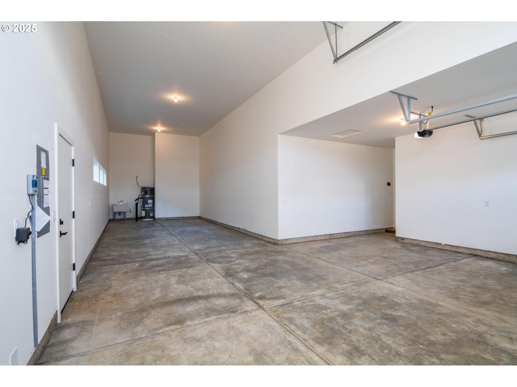 1126 South 46th Place Ridgefield, WA 98642 - Photo 39 of 43 a view of a hallway