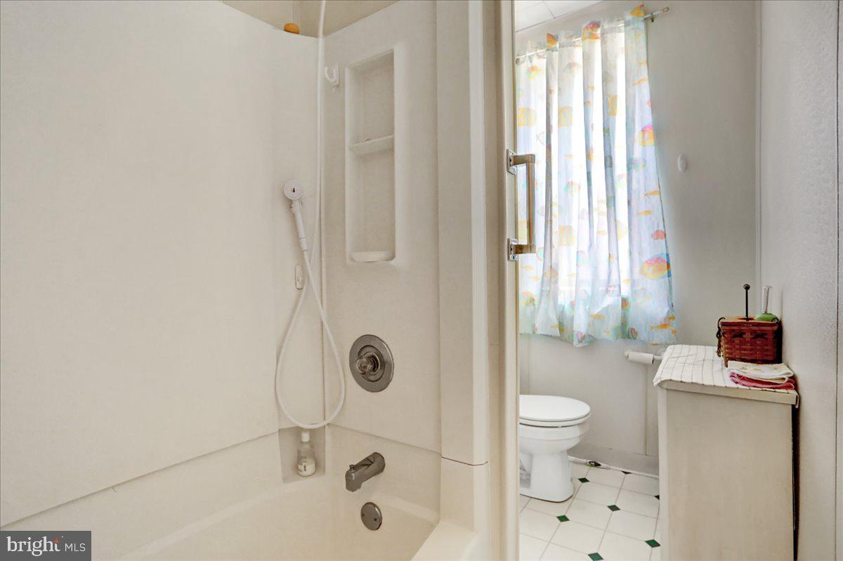 435 Spring Street Reading, PA 19601 - Photo 17 of 38 Full Bathroom