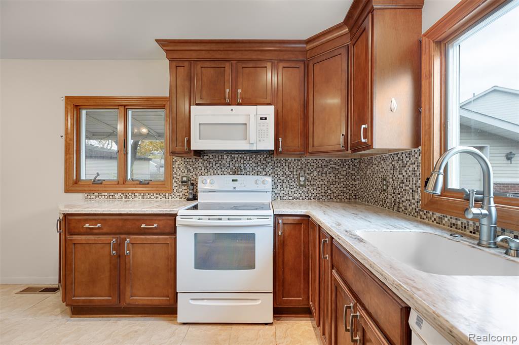 3282 Avon Manor Road Rochester Hills, MI 48307 - Photo 5 of 29