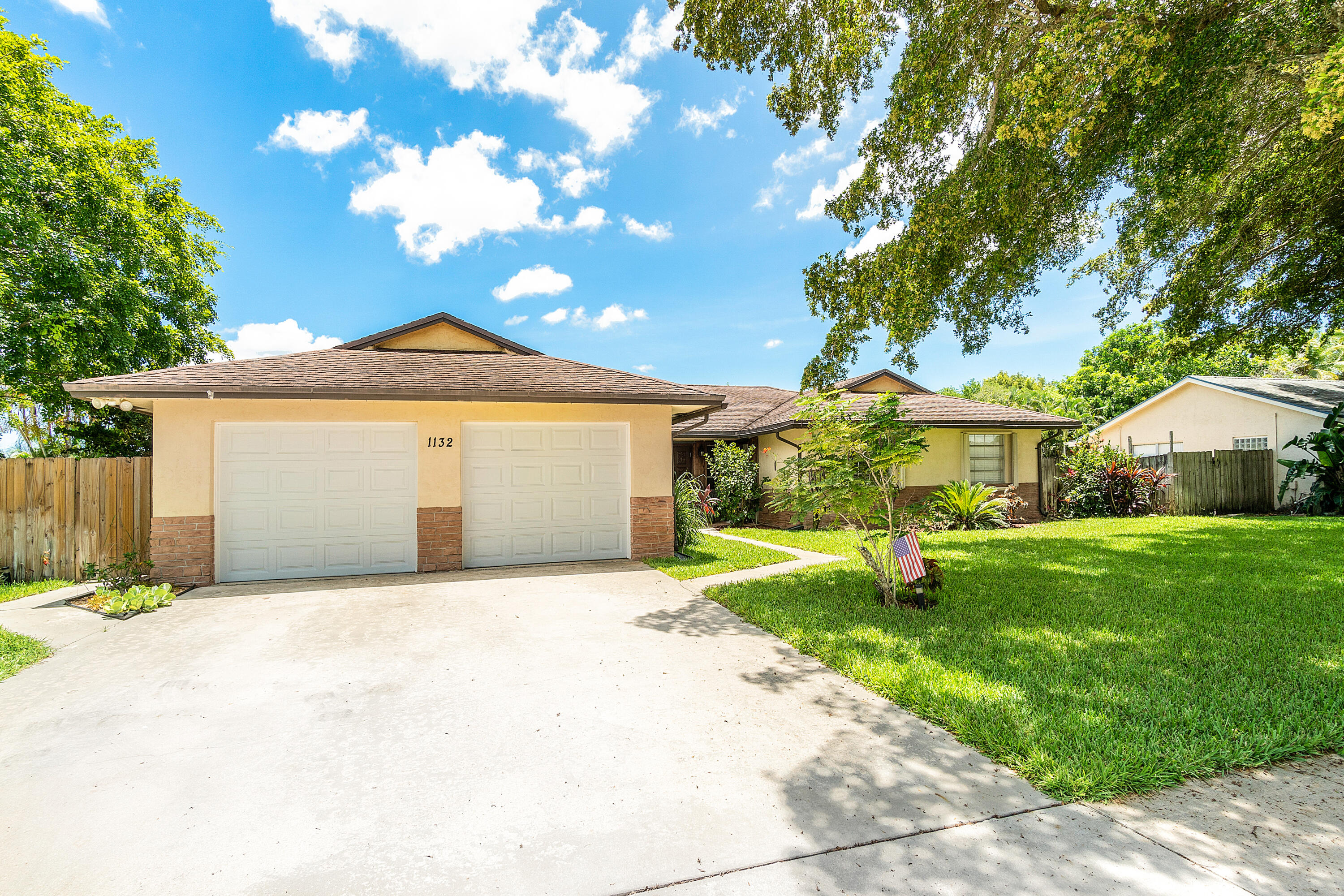 1132 Widgeon Road Wellington, FL 33414 - Photo 3 of 40 002-1132WidgeonRoad-Wellington-FL-33414-