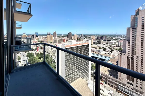 $2,595 | 610 East Market Street, Unit 2606, San Antonio, TX 78205