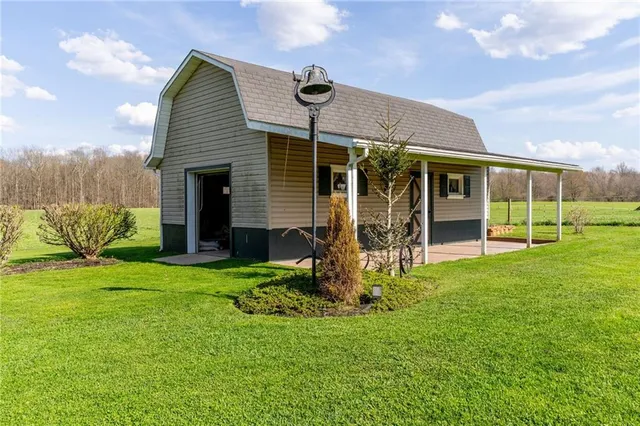 a view of a house with backyard