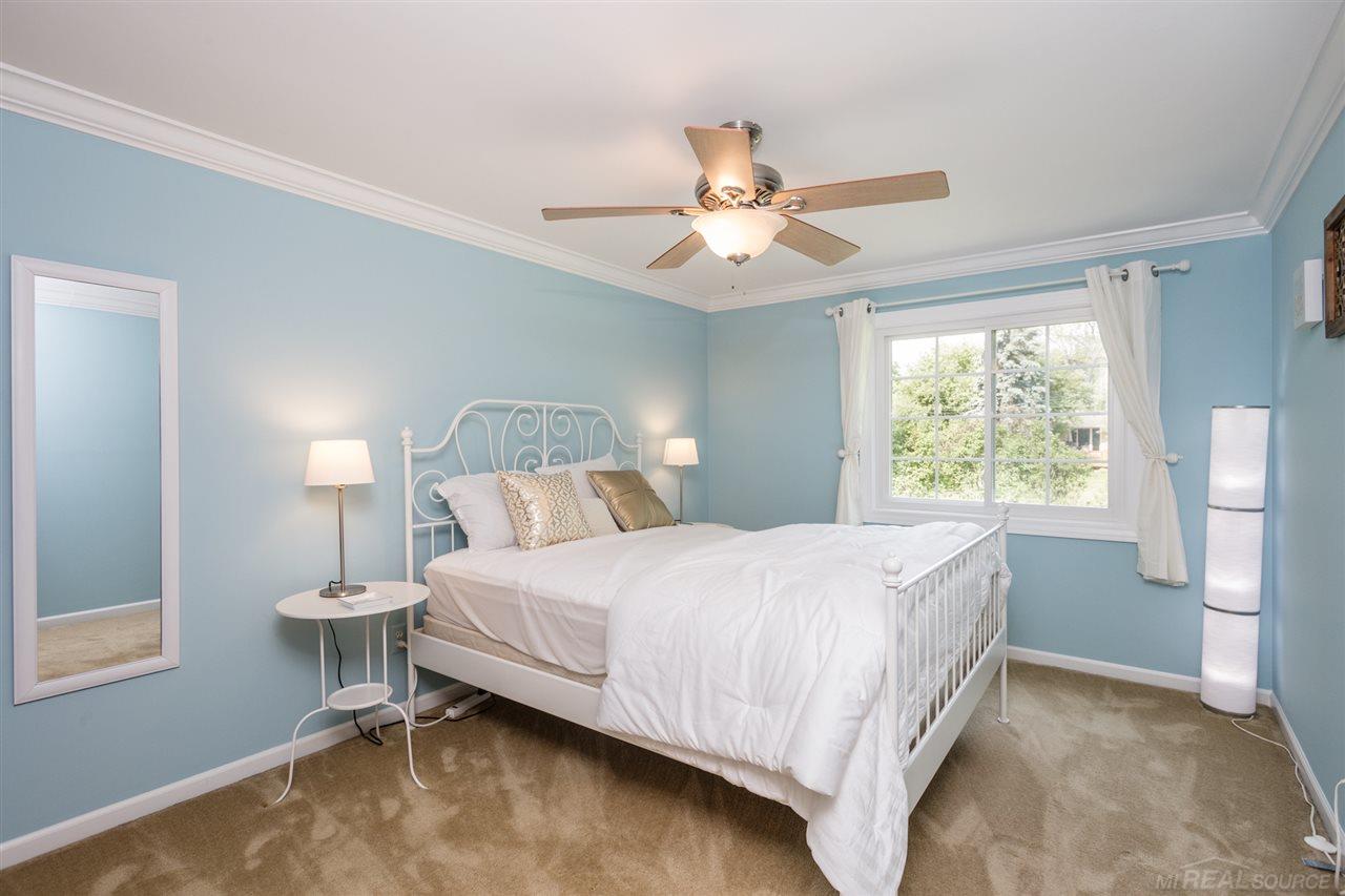 422 Lake Forest Road Rochester, MI 48309 - Photo 26 of 59 31350329-25.JPG