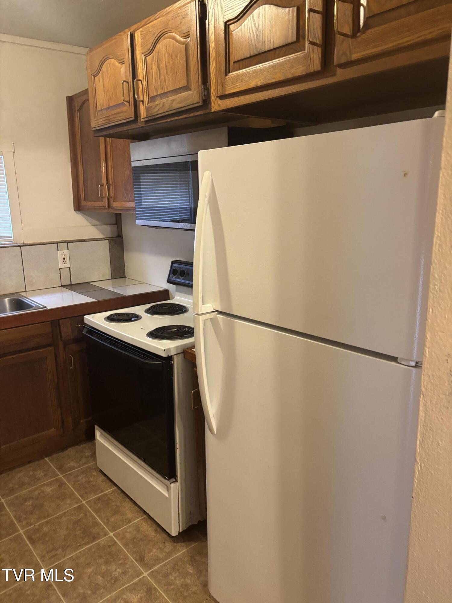 1725 Jefferson Avenue, Unit 3 Kingsport, TN 37664 - Photo 3 of 9 IMG_0913