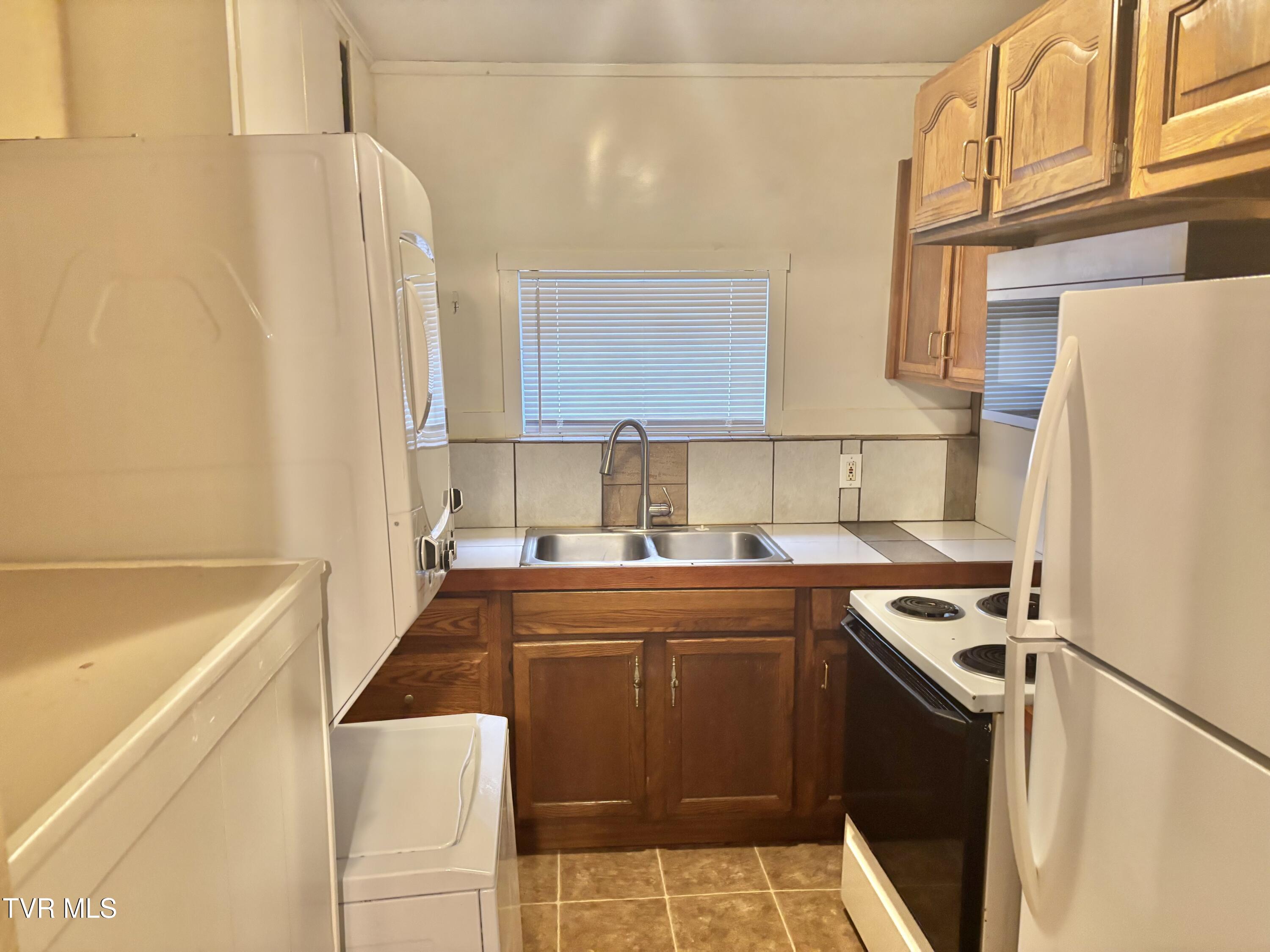 1725 Jefferson Avenue, Unit 3 Kingsport, TN 37664 - Photo 4 of 9 IMG_0912