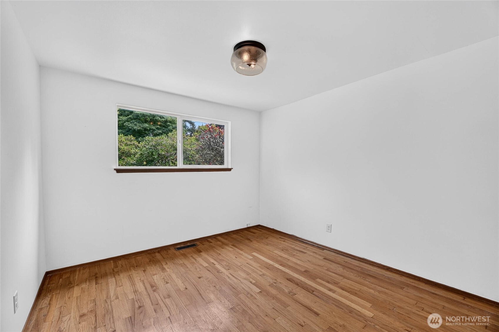 20003 3rd Place Southwest Normandy Park, WA 98166 - Photo 11 of 33
