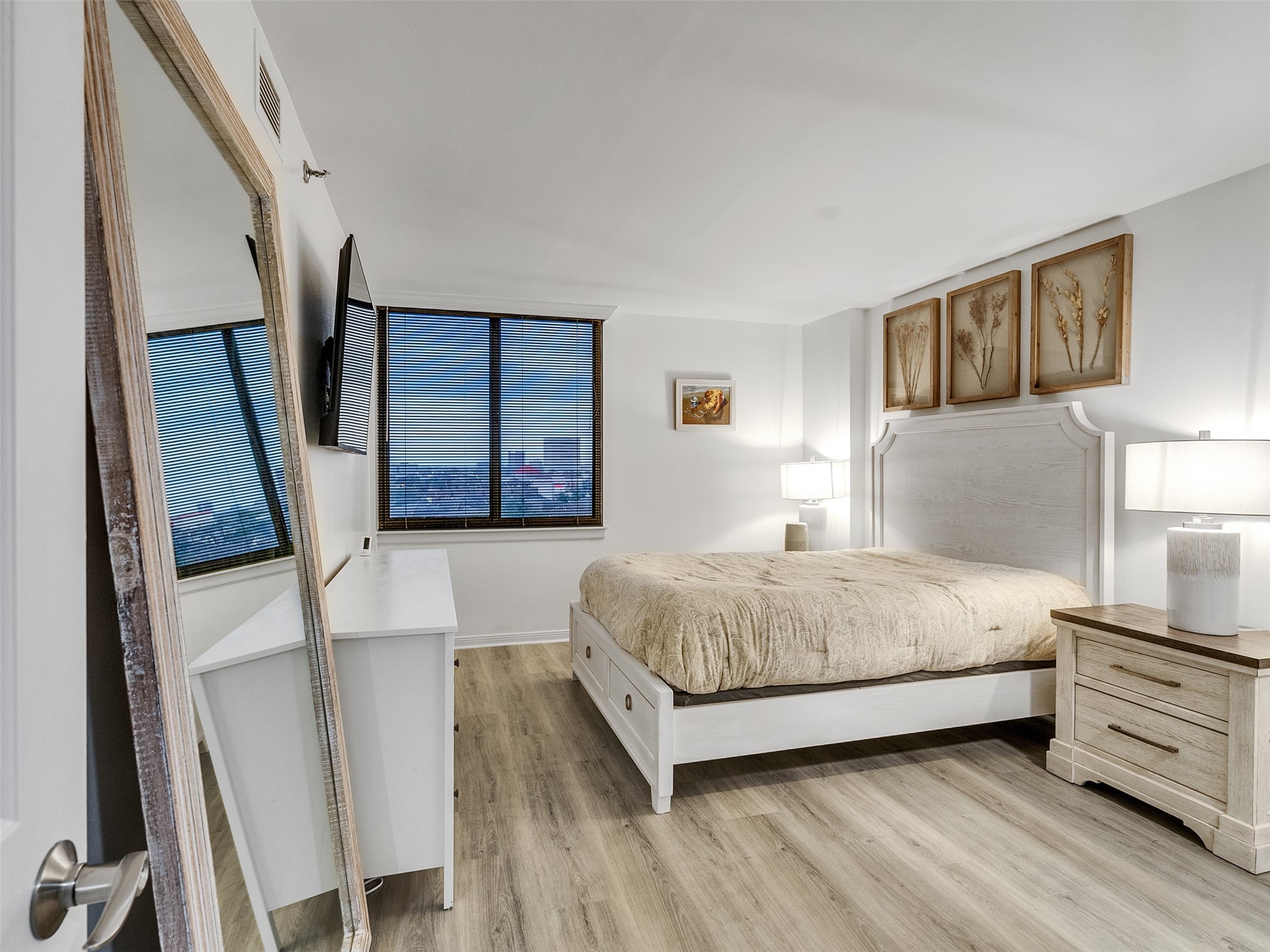 3525 Sage Road, Unit 812 Houston, TX 77056 - Photo 15 of 28 a bedroom with a bed and a flat tv screen on dresser