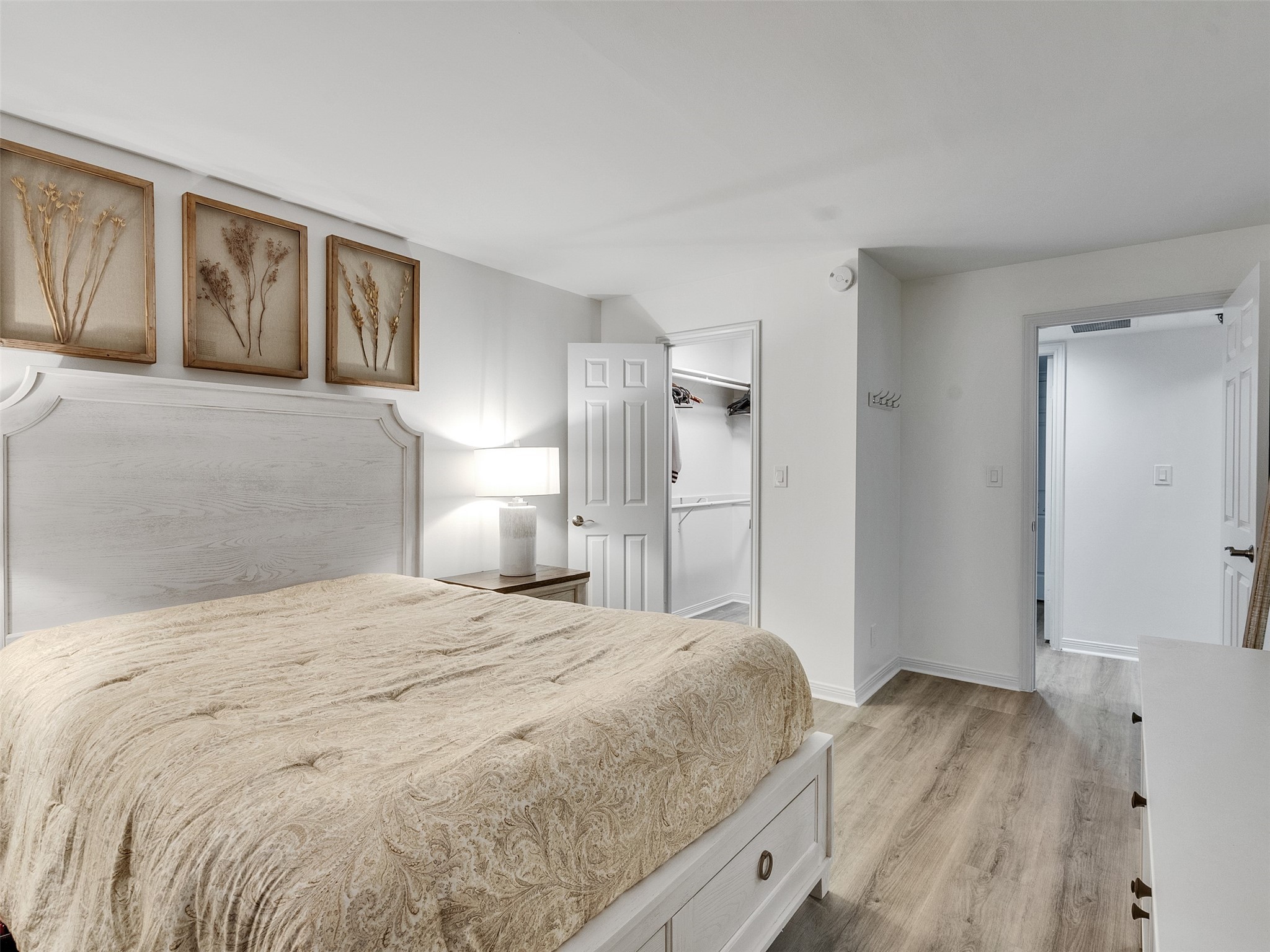 3525 Sage Road, Unit 812 Houston, TX 77056 - Photo 16 of 28 a bedroom with a large bed and a painting on the wall