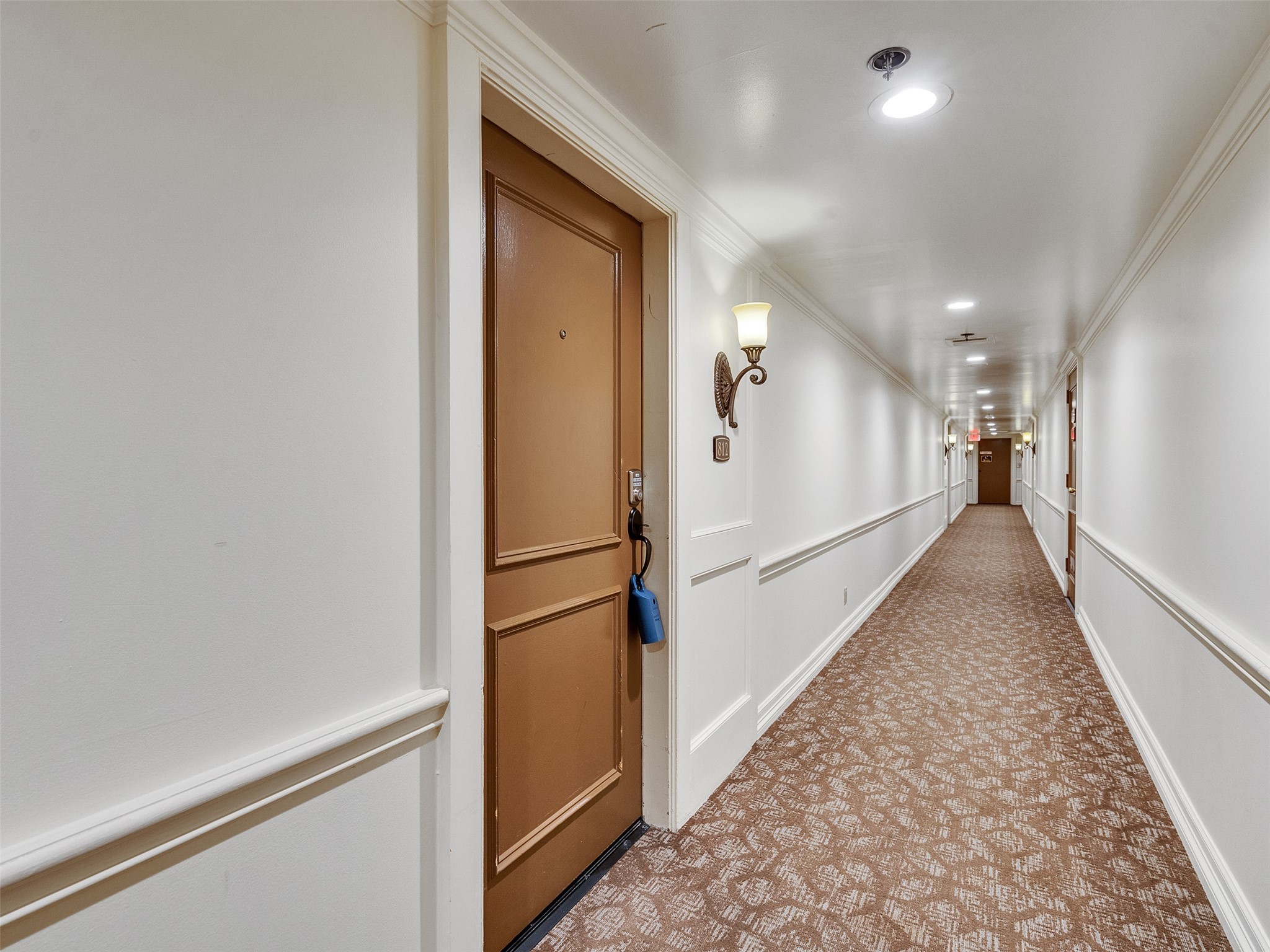3525 Sage Road, Unit 812 Houston, TX 77056 - Photo 20 of 28 a view of a hallway with wooden floor and staircase