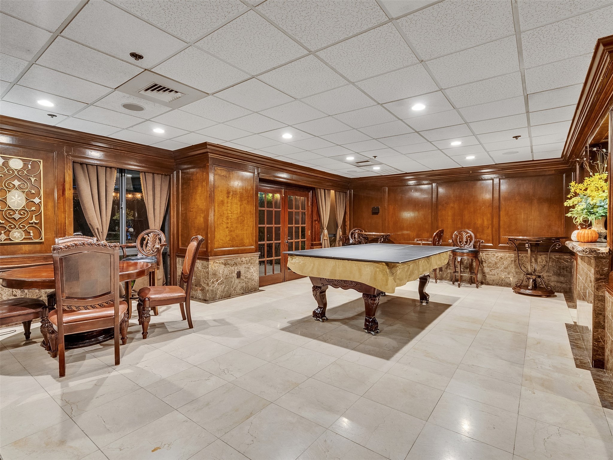 3525 Sage Road, Unit 812 Houston, TX 77056 - Photo 24 of 28 a room with lots of furniture and a large window