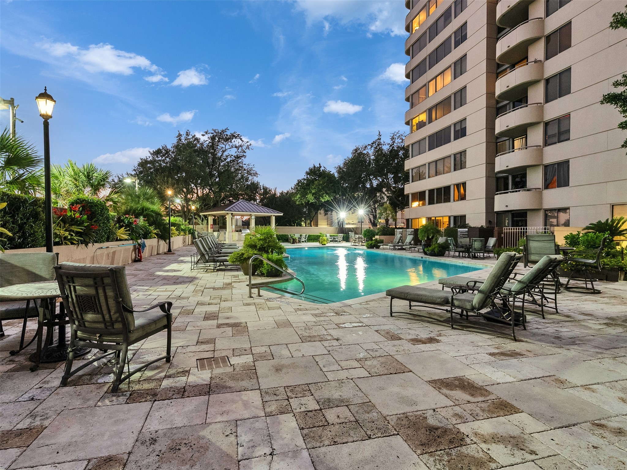 3525 Sage Road, Unit 812 Houston, TX 77056 - Photo 27 of 28 a view of a building with garden and sitting area