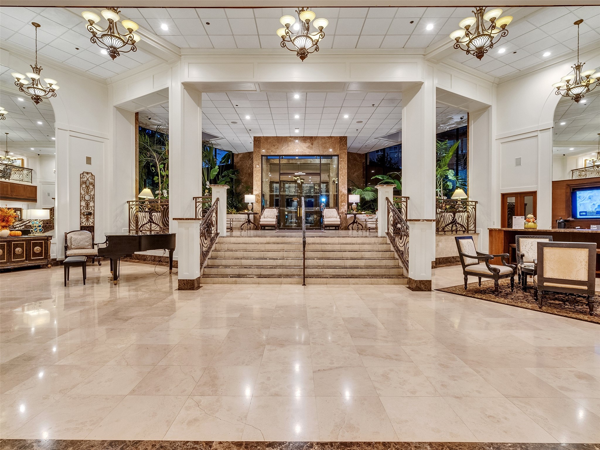 3525 Sage Road, Unit 812 Houston, TX 77056 - Photo 3 of 28 a living room with furniture and a large mirror