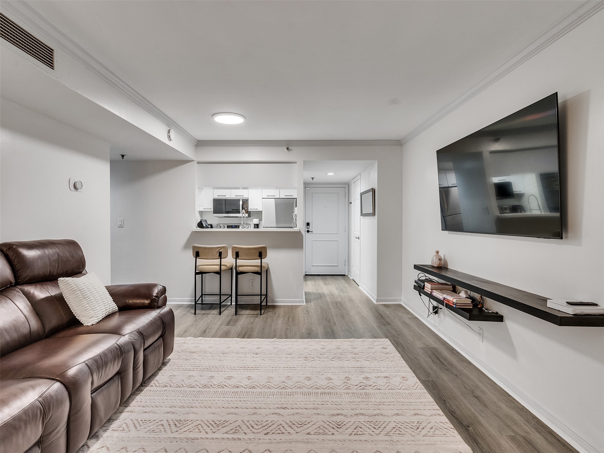 3525 Sage Road, Unit 812 Houston, TX 77056 - Photo 4 of 28 a living room with furniture and a flat screen tv