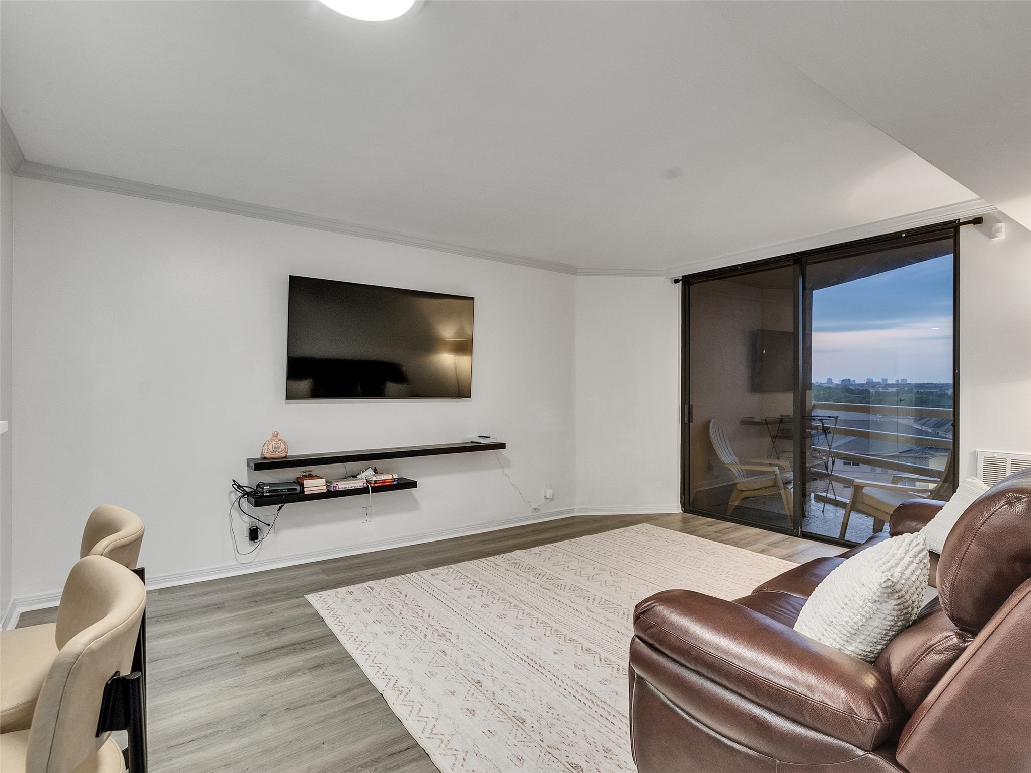 3525 Sage Road, Unit 812 Houston, TX 77056 - Photo 6 of 28 a living room with furniture and a flat screen tv