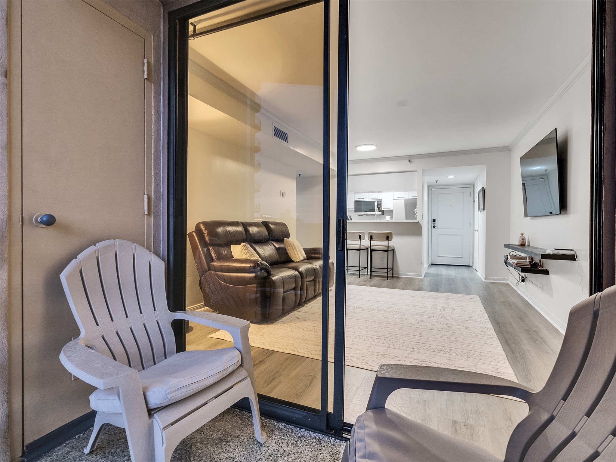 3525 Sage Road, Unit 812 Houston, TX 77056 - Photo 8 of 28 a living room with furniture