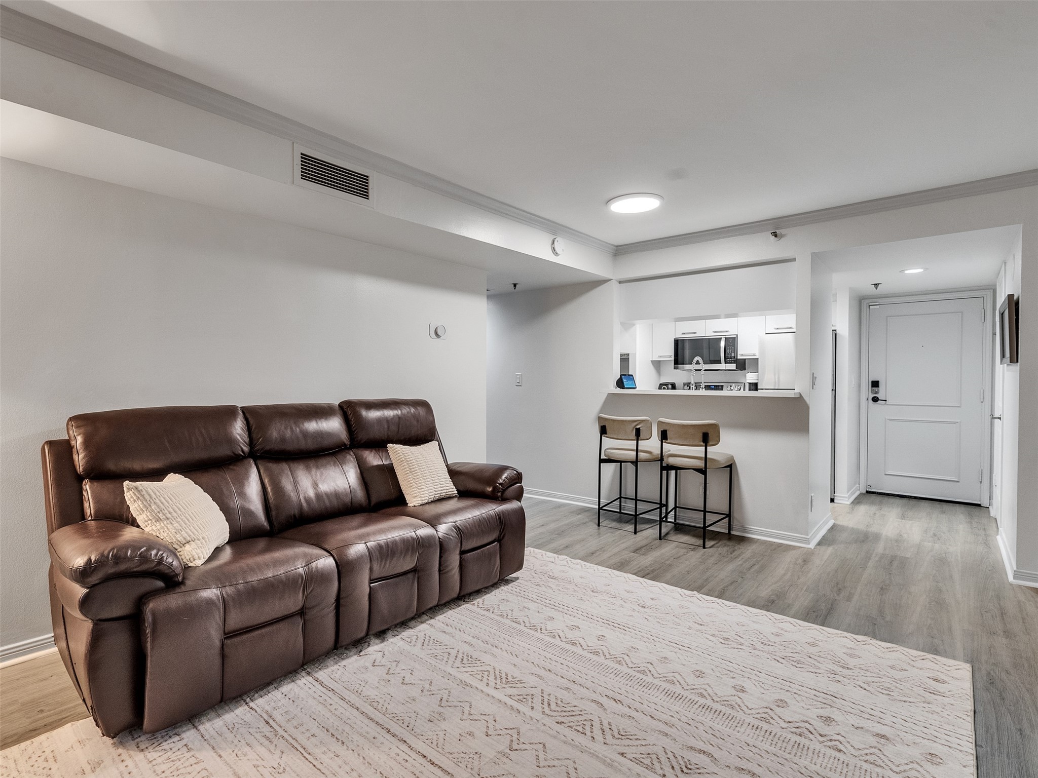 3525 Sage Road, Unit 812 Houston, TX 77056 - Photo 9 of 28 a living room with furniture and a table