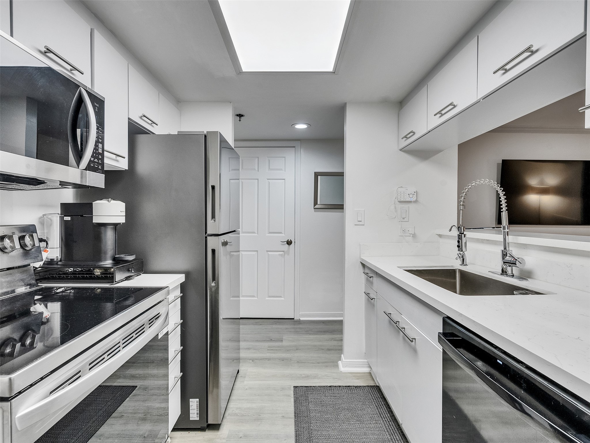 3525 Sage Road, Unit 812 Houston, TX 77056 - Photo 10 of 28 a kitchen with stainless steel appliances granite countertop a sink stove and refrigerator