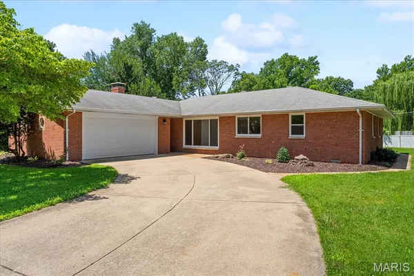 $245,000 | 17 Joseph Drive, Fairview Heights, IL 62208