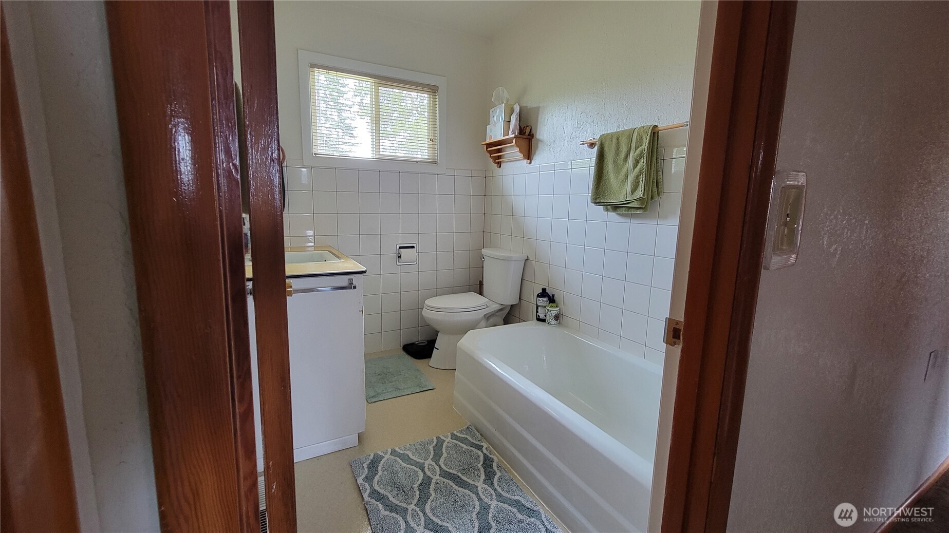 1296 Highway 12 Chehalis, WA 98532 - Photo 18 of 33 a bath room with a toilet and a tub