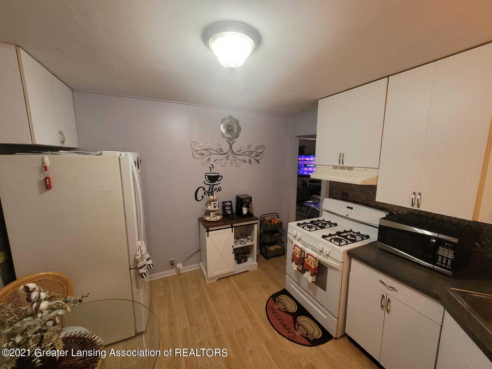 6433 Sommerset Road Lansing, MI 48911 - Photo 13 of 38 Kitchen