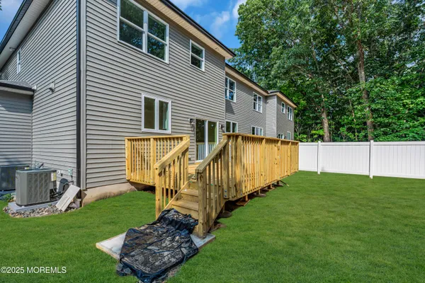 a view of a house with backyard