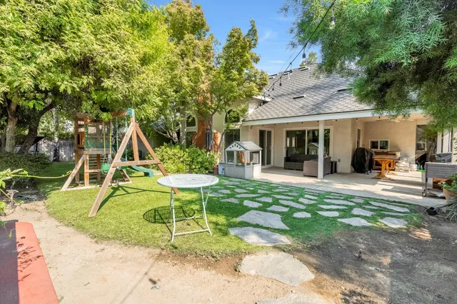 a view of a house with a backyard