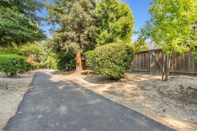 $725,000 | 564 East Braddock Drive, Fresno, CA 93720