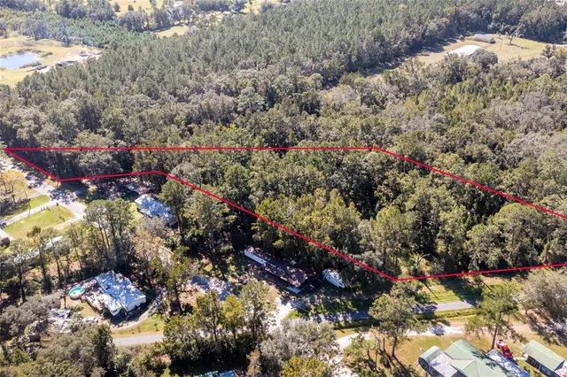 a view of a yard of a building