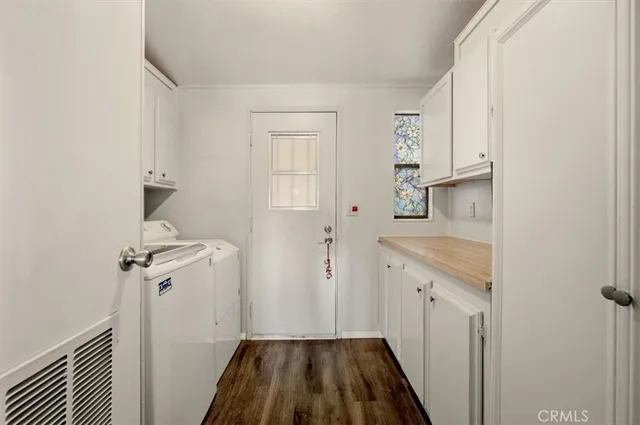 a en suite bathroom with double vanity sinks and a mirror