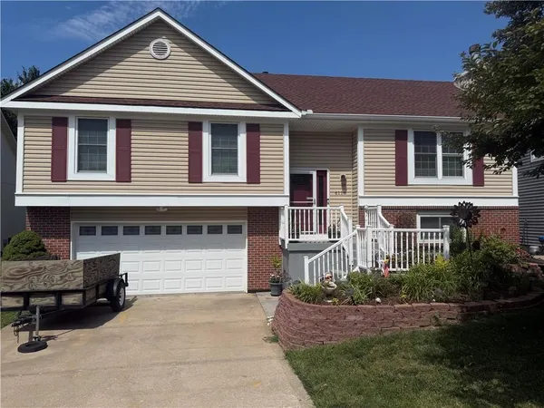 $359,900 | 6118 Parkhill Street, Shawnee, KS 66216