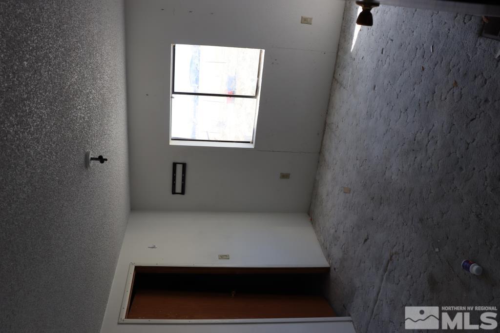 270 McNeil Road Winnemucca, NV 89445 - Photo 6 of 21 a bathroom with a window