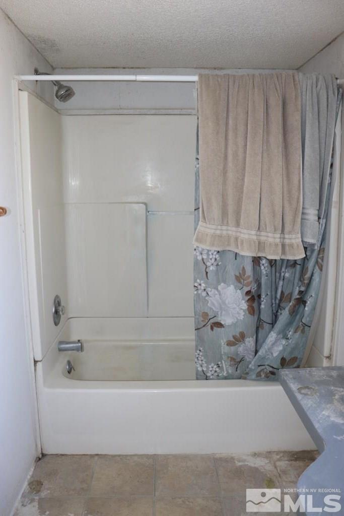 270 McNeil Road Winnemucca, NV 89445 - Photo 7 of 21 a bathroom with a bathtub and shower