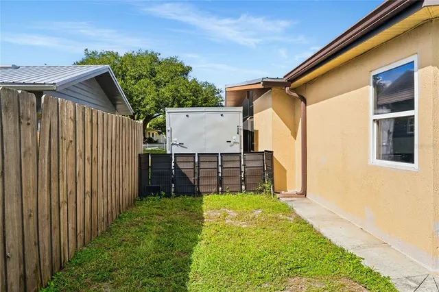 a view of a house with backyard