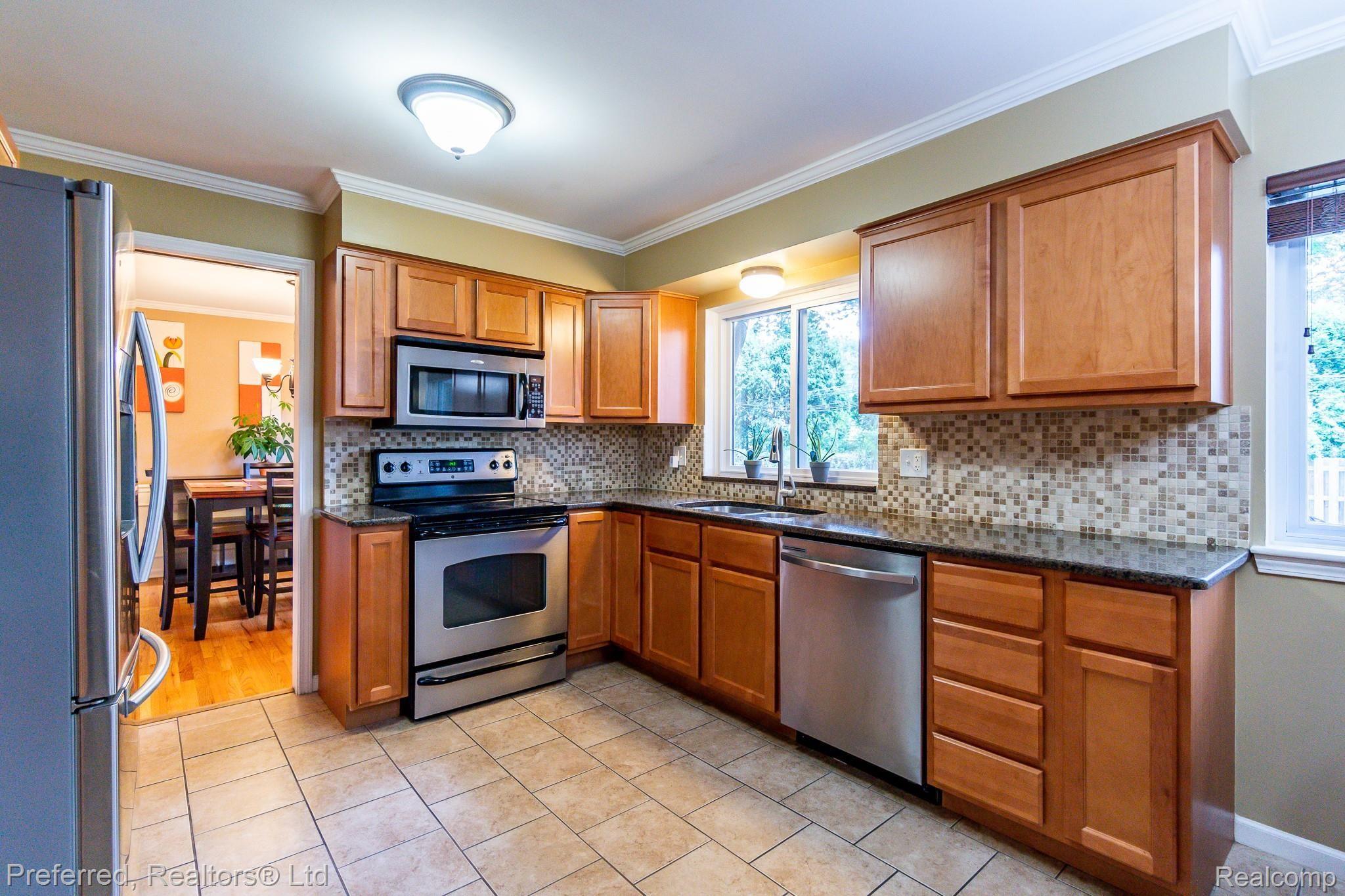 15582 Levan Road Livonia, MI 48154 - Photo 9 of 27 -09.jpg