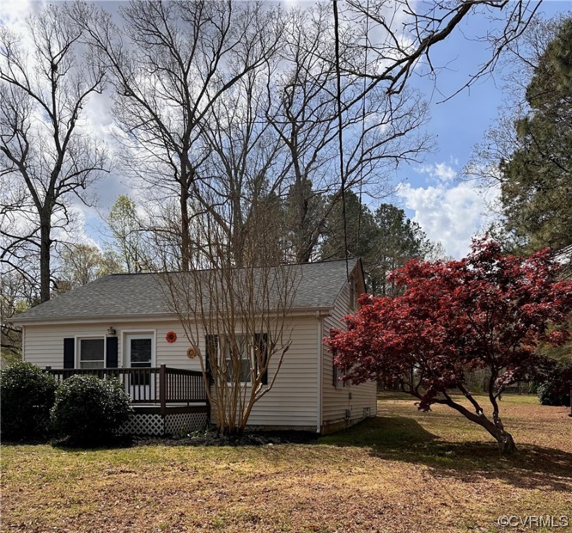 a view of a house with a yard