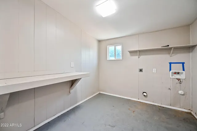 a room that has a lot of cabinets in it